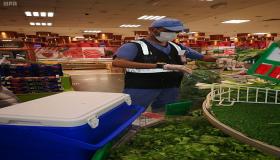 أمانة جدة تكثف حملاتها الرقابية على نبات البقدونس داخل الأسواق للتأكد من سلامتها