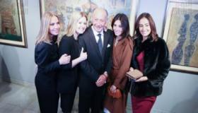 الفنان التشكيلي أحمد شيحا وبناته الأربعة