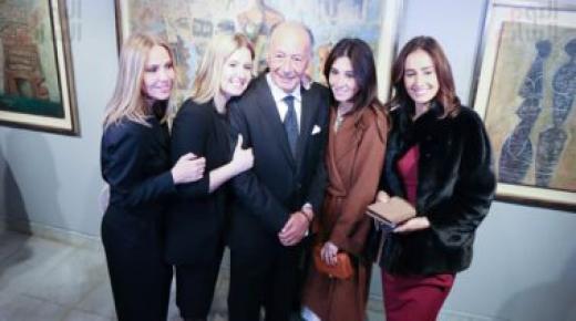 الفنان التشكيلي أحمد شيحا وبناته الأربعة
