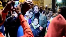 جمهور محمد إمام من الأطفال يلتفون حوله وهو يعلق “أحلى جمهور ده ولا إيه”