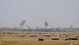 نزوح عائلات سورية من إدلب تخوفا من غارات المقاتلات الروسية والسورية