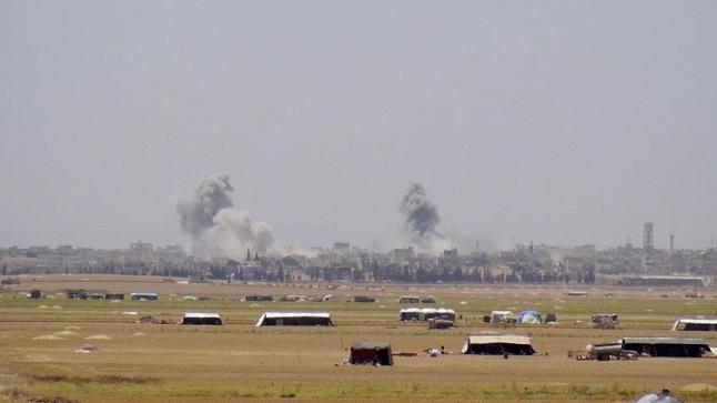 نزوح عائلات سورية من إدلب تخوفا من غارات المقاتلات الروسية والسورية