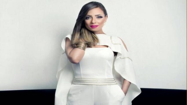 بعد انفصال أحمد سعد وسمية الخشاب.. زينة تتغزل في ريم البارودي “القمر”