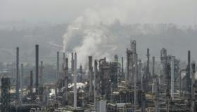 الحرب التجارية بين واشنطن وبكين تلقي بظلالها على أسعار النفط في السوق الأسيوي