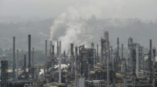 الحرب التجارية بين واشنطن وبكين تلقي بظلالها على أسعار النفط في السوق الأسيوي