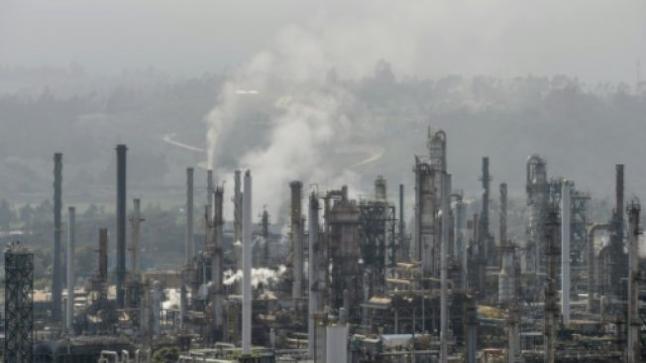 الحرب التجارية بين واشنطن وبكين تلقي بظلالها على أسعار النفط في السوق الأسيوي